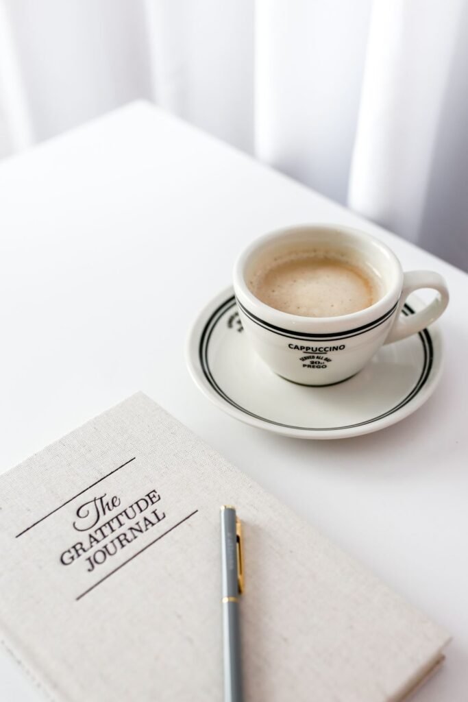Diario de gratitud sobre una mesa