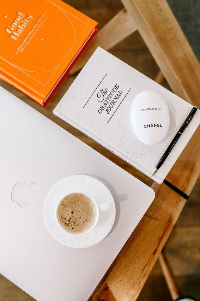 Planner y cuadernos en un escritorio
