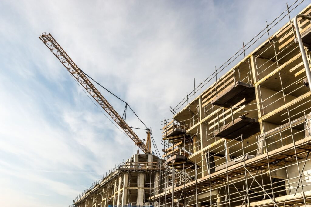 Obra de construcción con grúa y andamios
