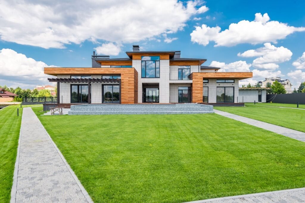 Vivienda moderna con ventanales panorámicos
